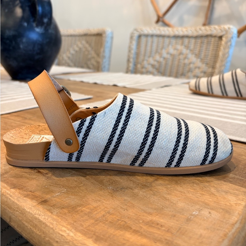 REEF WOMENS SIZE 6 Black and White Striped Slip-On Mules with Tan Strap - Picture 5 of 9